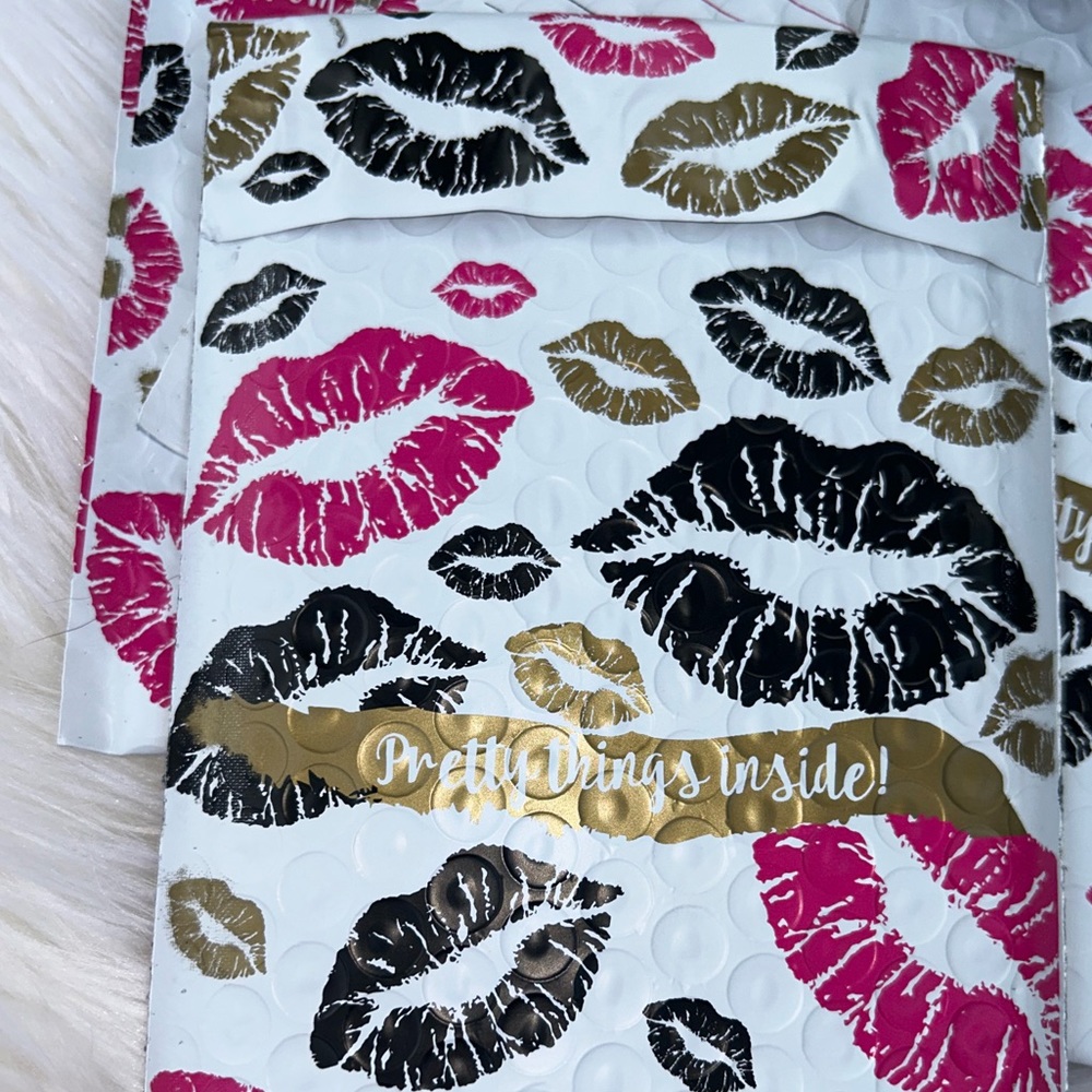 60 4x8 Poly Bubble Mailers Lipstick Kiss Makeup Print Padded Shipping Envelopes - Picture 3 of 4